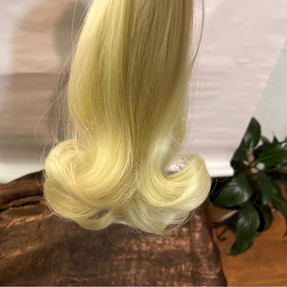 Claw clip w/attached Synthetic 12’ blonde ponytail curly - Picture 2 of 13